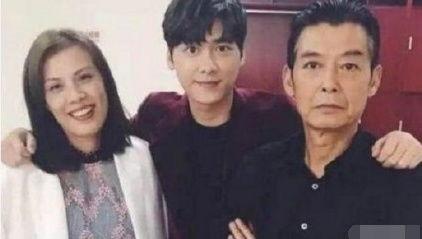 李易峰的父母照片,揭秘明星背后的温馨家庭