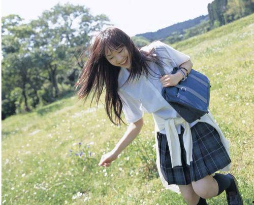 曰本美女主播换制服,美女主播制服变换，演绎时尚魅力